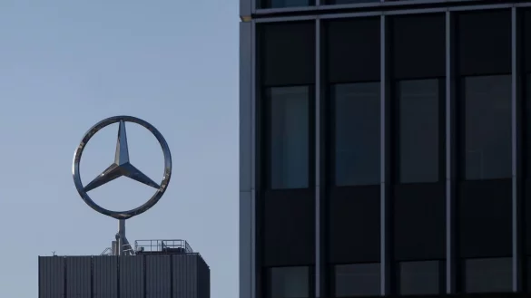 Der Mercedes-Stern ist auf einem Geb&auml;ude des Mercedes-Benz Werks in Untert&uuml;rkheim zu sehen. - &copy; Marijan Murat/dpa