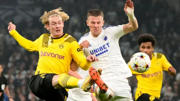 Julian Brandt (l) im Zweikampf mit Denis Vavro. - &copy; Sergei Grits/AP/dpa
