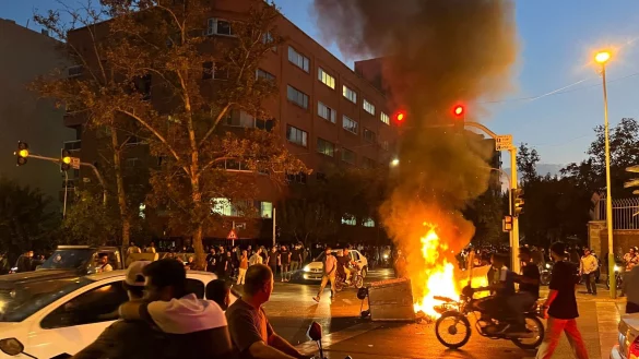 Momentaufnahme vom September: Die Demonstrierenden haben in Teheran ein Polizeimotorrad und einen M&uuml;lleimer angez&uuml;ndet. - &copy; Uncredited/AP/dpa