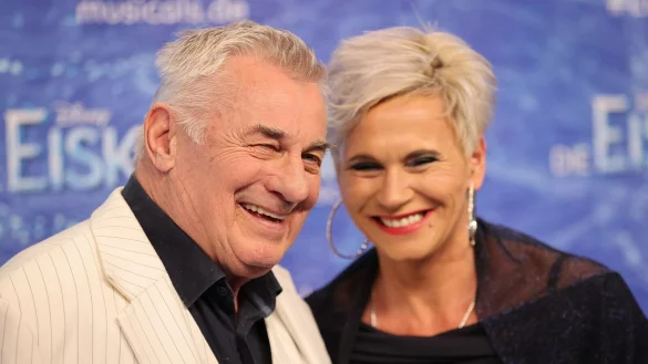 Schauspieler Heinz Hoenig und seine Frau Annika kommen zur Deutschlandpremiere des Disney-Musicals &laquo;Die Eisk&ouml;nigin&raquo;. - &copy; Christian Charisius/dpa/Archivbild
