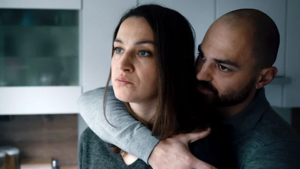 Ehemann Robert (Bozidar Kocevsk) versucht seiner Frau Kathleen (Franziska Hartmann) Trost zu spenden. - &copy; Michael Kotschi/WDR/kineo Film/dpa