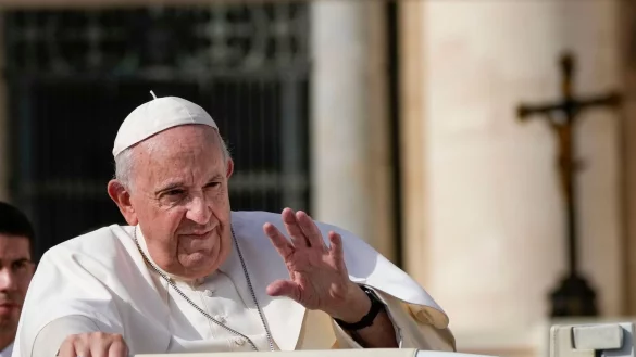 Papst Franziskus gr&uuml;&szlig;t zum Abschluss seiner w&ouml;chentlichen Generalaudienz auf dem Petersplatz. - &copy; Alessandra Tarantino/AP/dpa