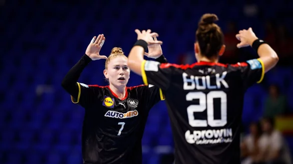 Meike Schmelzer und Emily B&ouml;lk klatschen nach einem Treffer gegen Spanien ab. - &copy; Kolektiff Images/dpa