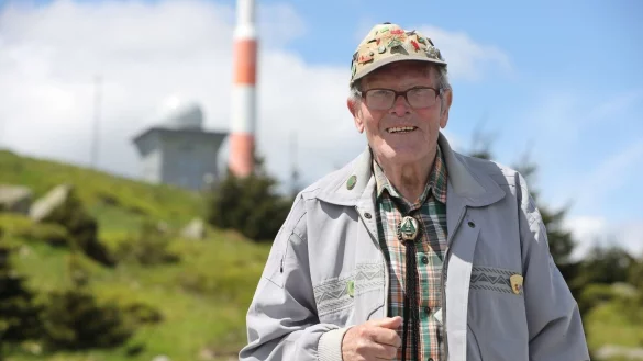 Rekordwanderer Benno Schmidt, alias Brocken-Benno, steht auf dem Brocken. - &copy; Matthias Bein/dpa