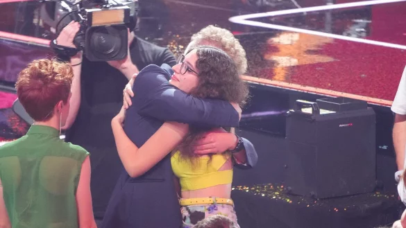 Tammo Förster umarmt Sophie Frei, nachdem es bei der Verkündung des Ergebnisses einen Fehler gab. - © Gerald Matzka/dpa