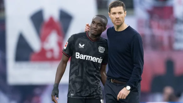 Leverkusens Trainer Xabi Alonso tr&ouml;stet Moussa Diaby. - &copy; Sebastian Kahnert/dpa