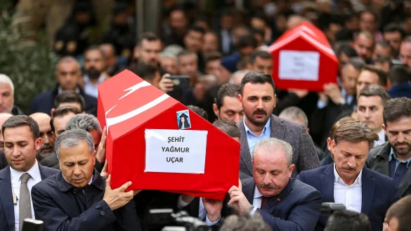 Zwei Opfer des Bombenaschlags werden in Istanbul zu Grabe getragen. - &copy; Emrah Gurel/AP/dpa