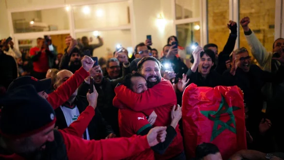 Marokko-Fans jubeln beim Public Viewing in Marseille nach dem Sieg ihrer Mannschaft. - &copy; Daniel Cole/AP/dpa