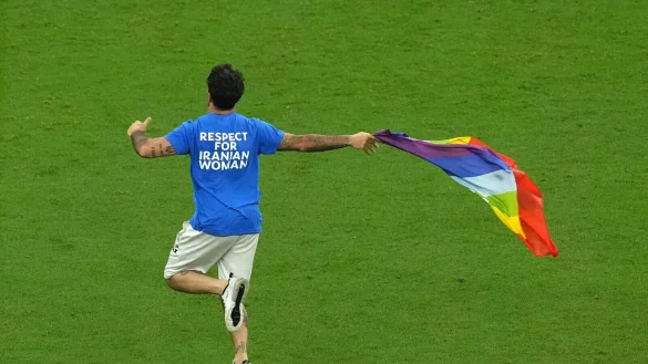 Ein Flitzer sorgte beim Spiel Portugal gegen Uruguay für Aufsehen. - © Martin Rickett/PA Wire/dpa