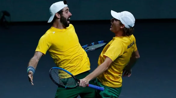 Jordan Thomson (l) und Max Purcell holten den entscheidenden Punkt für Australien. - © Joan Monfort/AP/dpa