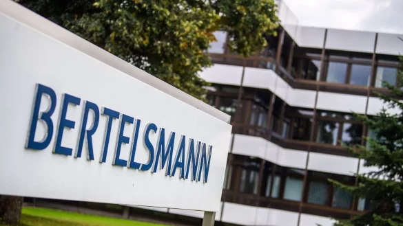 Vor der Zentrale von Bertelsmann in G&uuml;tersloh: Der Konzern legte in den ersten drei Quartalen 2022 zu. - &copy; Lino Mirgeler/dpa