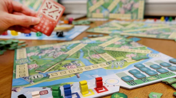 Auf der Messe k&ouml;nnen Fans Neuheiten ausprobieren, wie zum Beispiel das Spiel 
&laquo;Powerline&raquo; vom Green Planet Verlag. - &copy; Roland Weihrauch/dpa