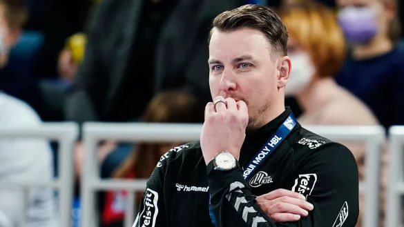 Kiels Trainer Filip Jicha beobachtet das Spiel. - &copy; Uwe Anspach/dpa/Archivbild