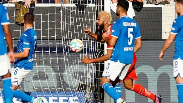 Eric Maxim Choupo-Moting (3.v.r) traf auch beim Gastspiel bei 1899 Hoffenheim. - © Uwe Anspach/dpa