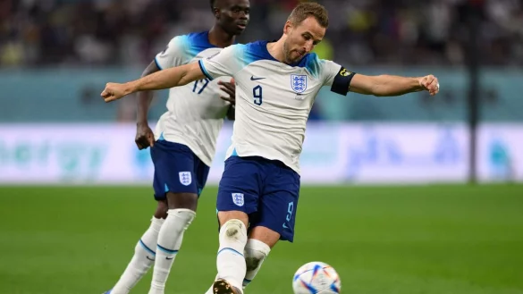 Englands Harry Kane spielt den Ball, dahinter Bukayo Saka. - &copy; Robert Michael/dpa