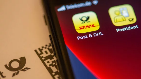 Kundinnen und Kunden k&ouml;nnen Briefmarken seit zwei Jahren auch per App kaufen. - &copy; Fernando Gutierrez-Juarez/dpa-Zentralbild/dpa