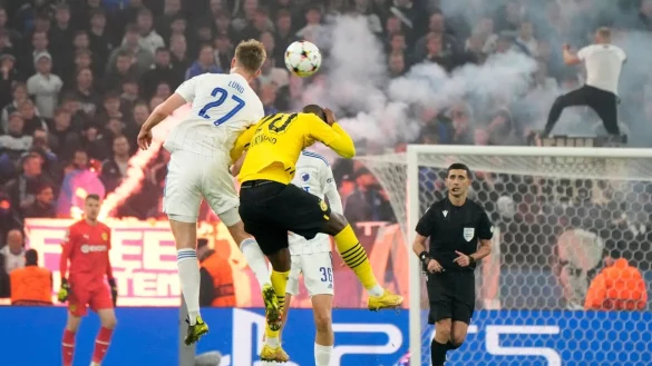 Kopenhagens Valdemar Lund Jensen (l) und Dortmunds Anthony Modeste k&auml;mpfen um den Ball. - &copy; Sergei Grits/AP/dpa