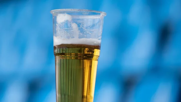 Bei der WM in Katar ist der Bierausschank in Stadionn&auml;he verboten worden. - &copy; Bernd Thissen/dpa