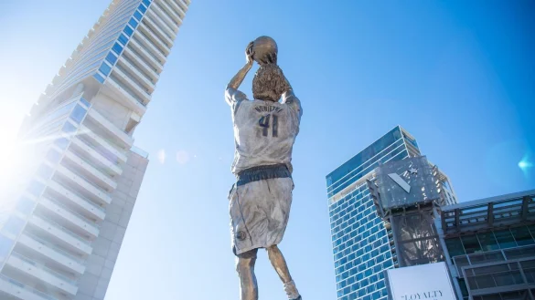 Eine Statue von Dirk Nowitzki steht nun vor dem American Airlines Center in Dallas. - &copy; Emil T. Lippe/AP/dpa