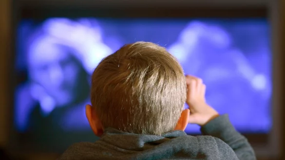 In welchem Alter kann ich meinem Kind welches Gruselniveau zumuten? Flimmo stuft Filme altersentsprechend ein und gibt Tipps zur Auswahl. - &copy; Arne Dedert/dpa/dpa-tmn