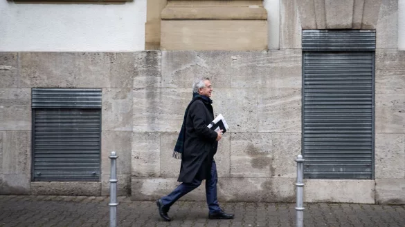 Der abgew&auml;hlte Frankfurter Oberb&uuml;rgermeister Feldmann (SPD) ist wegen Vorteilsannahme in zwei F&auml;llen zu einer Geldstrafe verurteilt worden. - &copy; Sebastian Gollnow/dpa