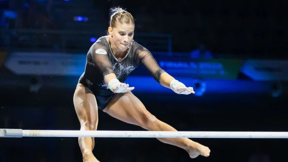 Turnerin Elisabeth Seitz in Aktion am Stufenbarren. - © Christoph Soeder/dpa