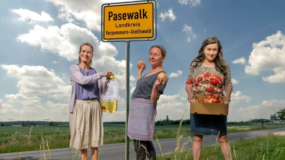 Hilde (Steffi K&uuml;hnert, m.) und ihre Freundinnen Angie (Judith Engel, l) und Lore (Anne-Kathrin Gummich). - &copy; Knut Koops/Degeto/ARD/dpa