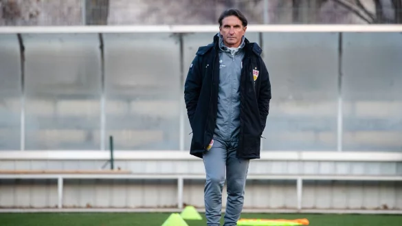 Stuttgarts neuer Trainer Bruno Labbadia auf dem Trainingsplatz. - &copy; Christoph Schmidt/dpa