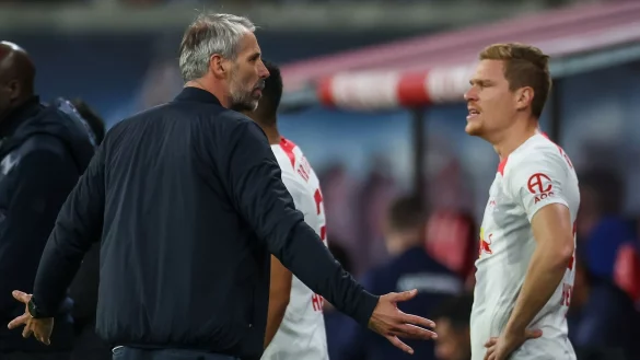 Leipzigs Trainer Marco Rose diskutiert nach einem Gegentor mit Marcel Halstenberg. - © Jan Woitas/dpa