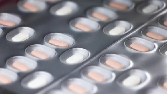 Tabletten eines Medikaments zur Behandlung von Covid-19 durchlaufen eine Verpackungsanlage. - &copy; Philipp von Ditfurth/dpa