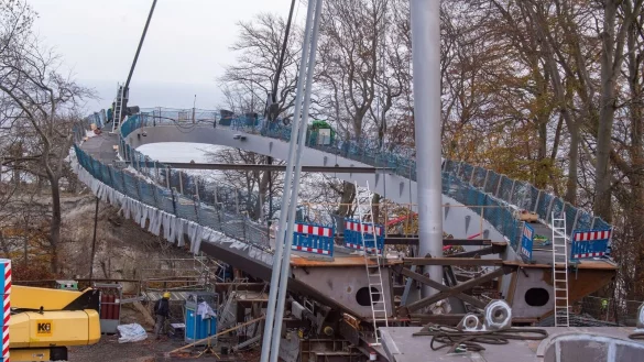 Die zukünftigen Besucherbrücke: Die an einem Mast hängende Konstruktion soll über dem Felsen schweben und ihn so vor Erosion schützen. - © Stefan Sauer/dpa