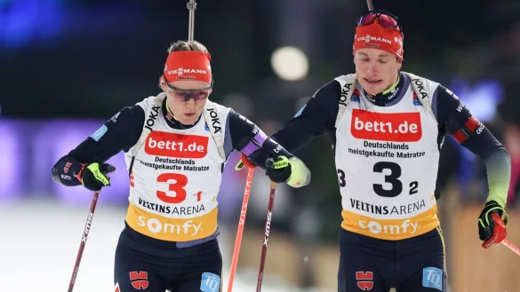Die deutschen Biathleten Denise Herrmann-Wick und Benedikt Doll (r) kamen in Gelsenkirchen auf Rang vier. - &copy; Friso Gentsch/dpa