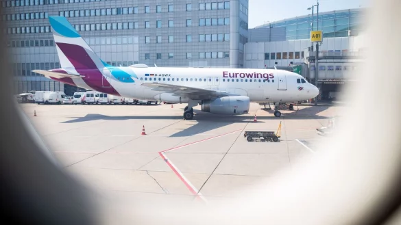 Eine Maschine von Eurowings steht auf dem Flughafen Düsseldorf. - © Marcel Kusch/dpa/Archivbild