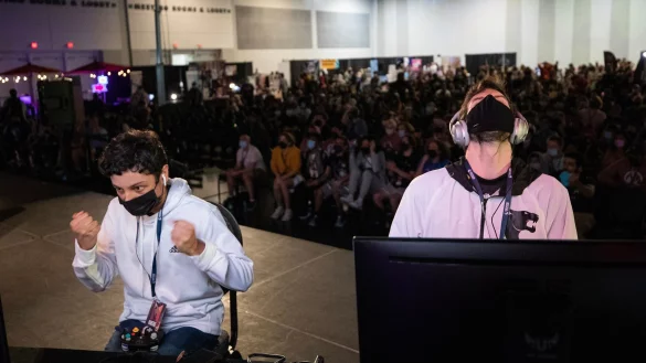 Der erst 17j&auml;hrige Sparg0 (l) hat seinen n&auml;chsten Titel bei Mainstage geholt. (Archivbild) - &copy; Robert Paul/Beyond the Summit/dpa