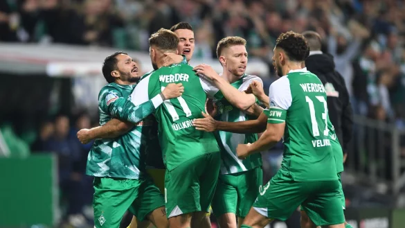 Die Spieler von Werder Bremen feiern das sp&auml;te Tor zum 1:0 durch Niclas F&uuml;llkrug (2.v.l). - &copy; Carmen Jaspersen/dpa
