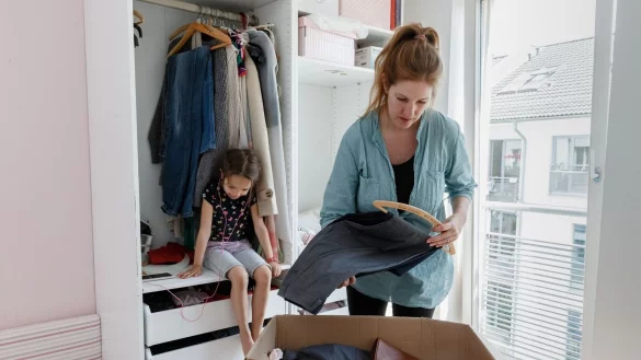 Wer sich mehr Platz im Kleiderschrank w&uuml;nscht, kann Saisonware in Kisten und Beuteln zwischenlagern. - &copy; Markus Scholz/dpa-tmn