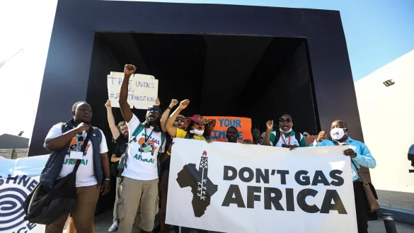 Klimaaktivisten halten in Scharm el Scheich ein Transparent mit der Aufschrift &laquo;Don\\\'t Gas Africa&raquo;. - &copy; Gehad Hamdy/dpa