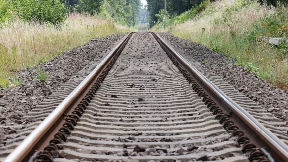 Zugreisende in Nordrhein-Westfalen m&uuml;ssen sich derzeit auf erhebliche Probleme einstellen. - &copy; Oliver Berg/dpa