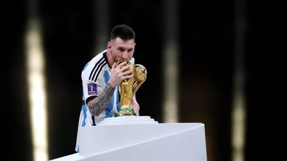 Argentiniens Nationalspieler Lionel Messi k&uuml;sst die WM-Troph&auml;e nach dem Sieg im Endspiel. - &copy; Mike Egerton/PA Wire/dpa