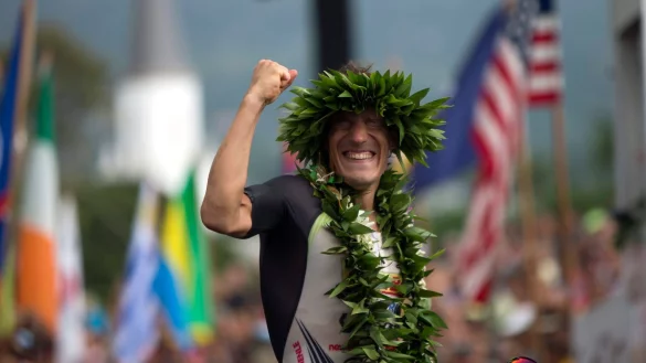 Der Deutsche Sebastian Kienle nach seinem Sieg bei der Ironman-Weltmeisterschaft 2014 auf Hawaii. - &copy; Bruce Omori/epa/dpa