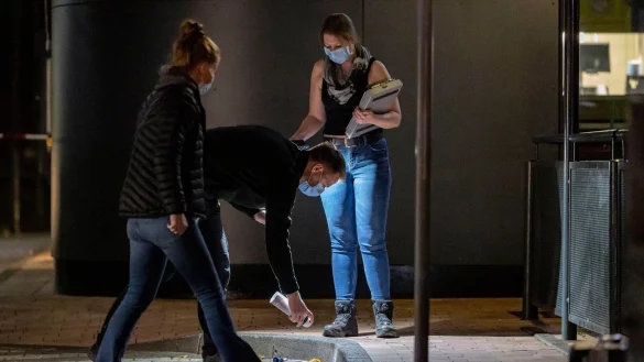 Polizisten sichern Spuren am Tatort im Außenbereich eines Fast-Food-Restaurants in Oberhausen. - © Christoph Reichwein/dpa