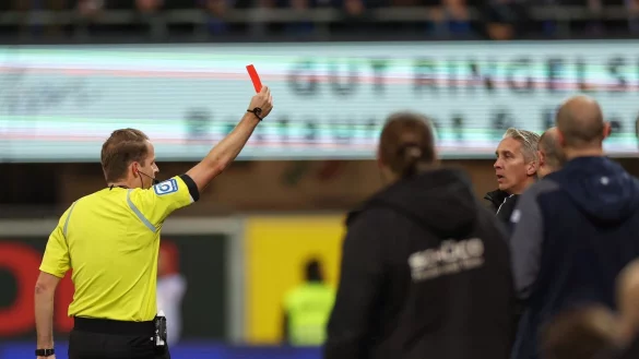 Schiedsrichter Martin Thomsen (l) zeigt Paderborns Co-Trainer Frank Kaspari (r) die Rote Karte. - &copy; Friso Gentsch/dpa/Archivbild