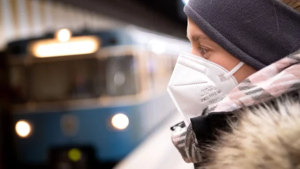 Ein Frau mit FFP2-Maske wartet auf die Bahn. - &copy; Sven Hoppe/dpa