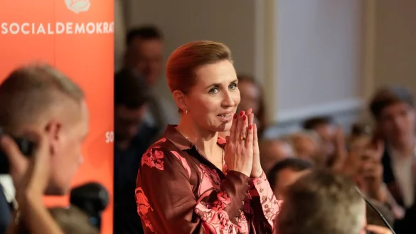 Mette Frederiksen spricht in der Wahlnacht zu Mitgliedern ihrer Partei. - &copy; Sergei Grits/AP/dpa