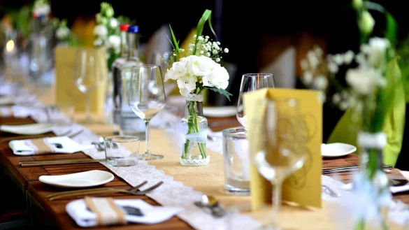 Wer seinen gro&szlig;en Tag alkoholfrei feiern m&ouml;chte, sollte die G&auml;ste schon in der Einladung dar&uuml;ber informieren. - &copy; Hauke-Christian Dittrich/dpa/dpa-tmn