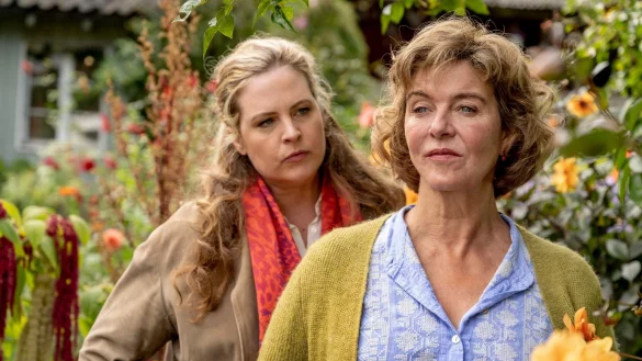 Toni (Diana Amft, l) weiß nicht alles über ihre Mutter Heidi (Margarita Broich). - © Martin Rottenkolber/ARD/dpa