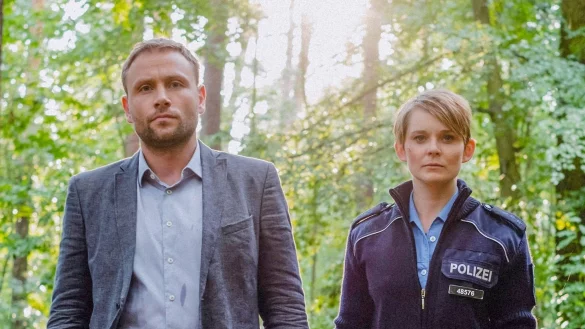 Max Riemelt als Kriminalhauptkommissar Lutz Gehring und Nadja Bobyleva als Polizistin Sanela Beara. - &copy; Gordon Muehle/Network Movie/ZDF/dpa