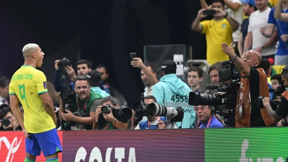 Mit zwei Treffern der Matchwinner für Brasilien: Richarlison. - © Robert Michael/dpa