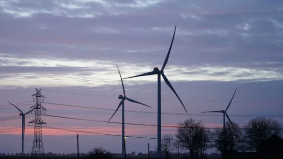 Windr&auml;der und Stromleitungen sind im Abendlicht zu sehen. - &copy; Marcus Brandt/dpa/Symbolbild