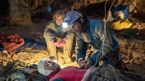 Bernd Hellersdorf (Christoph Bach) verabschiedet sich von dem verletzten Josef H&auml;berle (Roland Silbernagl). - &copy; Nikola Predovic/Senator Film Produktion/BR/ARD/Degeto/dpa